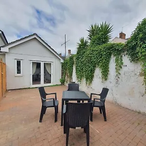 https://one-bedroom-private-garden-apartment-by-property-promise.cardiffhotelswales.com