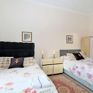Holiday home Grandmansion-9br-sleeps17-parking-corporategroups, Aberdeen